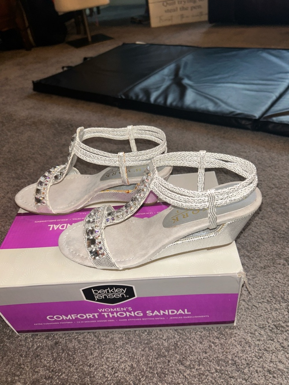 New York Transit Embellished Silver T-Strap Women’s Sandals Size 71/2 runs small - Picture 5 of 12